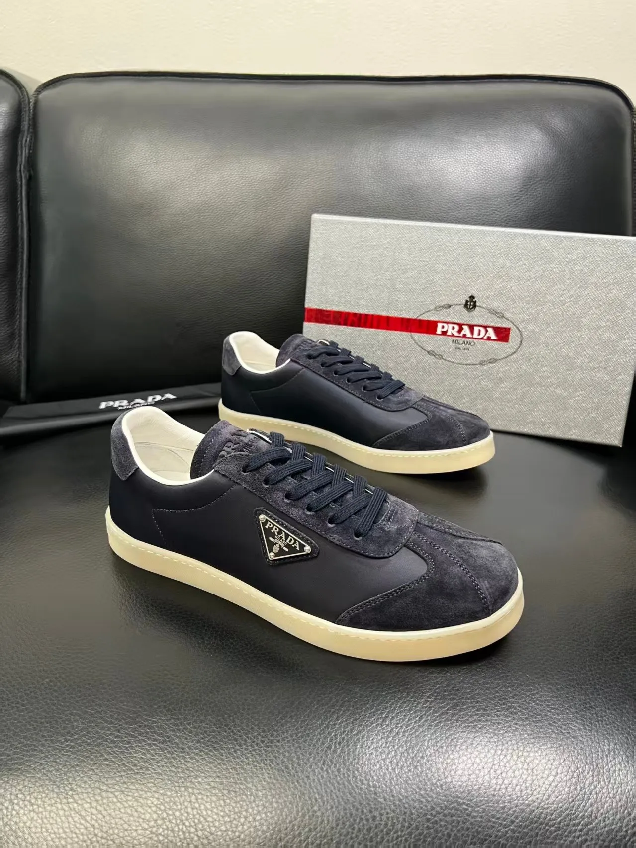 P380 38-45 Prada Prada’s new men’s leather sneakers, the highest version on the market, any comparison is welcome🆚! The original leather has excellent texture and is super high-end! Fetal sheep net lining imported from Italy, removable pad! Luxurious materials and fine workmanship, highly recommended! No. 058
